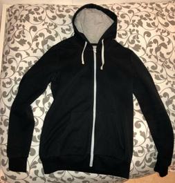 Felpa nera con zip; interno del cappuccio grigio