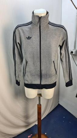 FELPA UOMO ADIDAS GRIGIA,TAGLIA M, UNICO DIFETTO HA DEI FILI