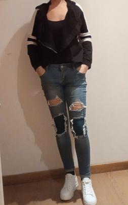 jeans + felpa con cerniera e cappuccio